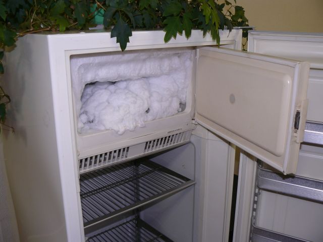 В холодильнике намерзает лед на задней стенке